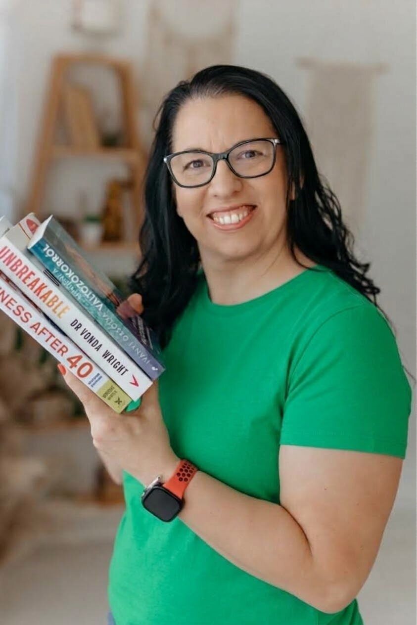 Aniko Sánta-Kisfalvi holding books on women's health and fitness